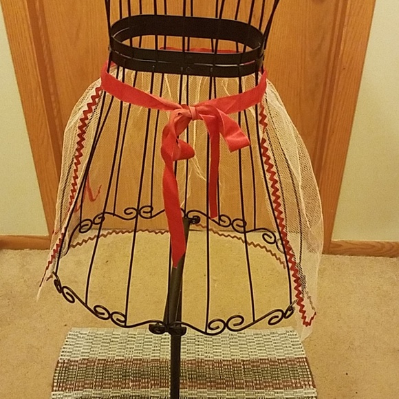 Vintage white netting 1/2 apron w/red M, red rickrack & grosgrain waist tie - Picture 2 of 4